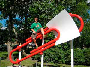 The statue of a red paperclip in Kipling