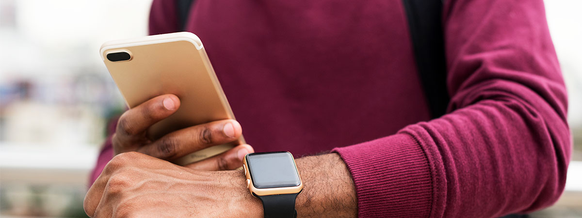 How to connect a smart watch to a phone?
