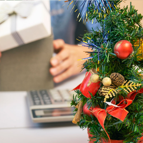 How to Decorate the Office for Christmas?