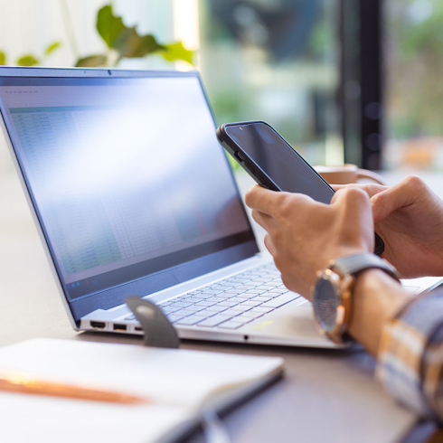 Как да свържа телефон с камера като уеб камера в компютъра?